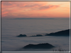 foto Colline nella nebbia al Tramonto